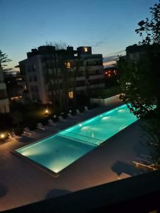 una gran piscina en una ciudad por la noche en Rezydencja Ustronie Morskie Zachodnia 1 en Ustronie Morskie