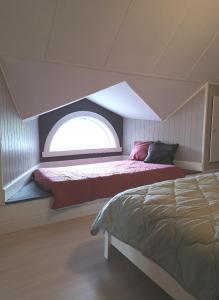 Säng eller sängar i ett rum på Wergelandshuset, egen leilighet 60 m2