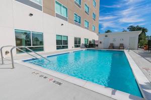 สระว่ายน้ำที่อยู่ใกล้ ๆ หรือใน Holiday Inn Express & Suites Houston - North I45 Spring, an IHG Hotel