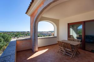 - une vue depuis le balcon d'une maison avec une table et des chaises dans l'établissement Appartamento Belvedere Citai, à San Teodoro