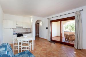 a kitchen and living room with a table and chairs at Appartamento Belvedere Citai in San Teodoro +15 photos