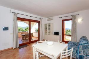 a living room with a white table and chairs at Appartamento Belvedere Citai in San Teodoro