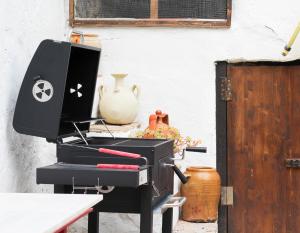 czarna drukarka siedząca na stole w obiekcie Alojamiento Rural El Gomis w mieście Confrides