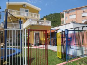 einen Spielplatz vor einem Gebäude mit Spielplatz in der Unterkunft Vila AKI-KA in Sutomore