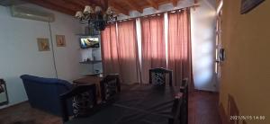 メンドーサにあるLos Nietos Temporarioのダイニングルーム(テーブル、椅子、窓付)
