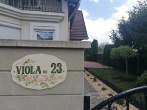 znak na ścianie domu w obiekcie Viola Apartmanház w Bogácsu