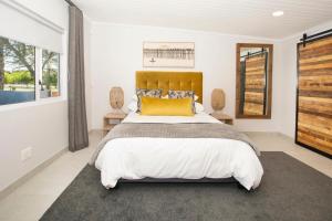 1 dormitorio con 1 cama grande con almohada amarilla en Rubiaceae en Lorraine
