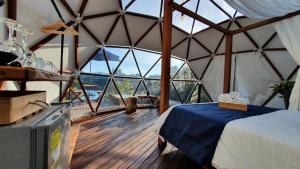Postel nebo postele na pokoji v ubytování Domus Glamping Guatapé