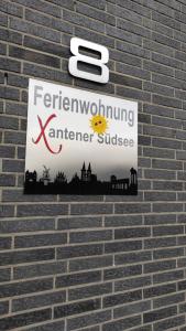 a sign on the side of a brick wall at Ferienwohnung Xantener Südsee in Xanten