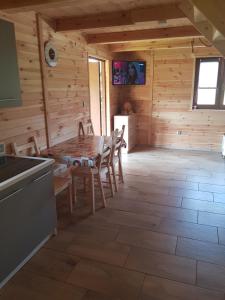 uma cozinha e sala de jantar com mesa e cadeiras em Gucio2 em Zwierzyniec