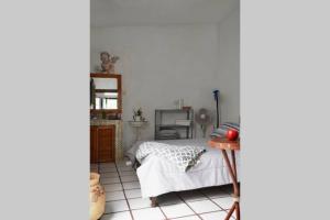 a bedroom with a bed and a tiled floor at Departamento en Lomas de Cuernavaca con Aire Acond in Temixco