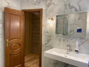 Ванная комната в Golden GaPa "Gasthof zum Lamm"
