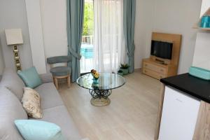 TV a/nebo společenská místnost v ubytování Theano Luxury Suites Nikiti