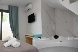 Postel nebo postele na pokoji v ubytování Theano Luxury Suites Nikiti