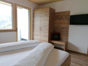 Televízia a/alebo spoločenská miestnosť v ubytovaní Montepart Zillertal