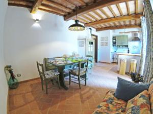 a kitchen and dining room with a table and chairs at Agriturismo Podere Il Sorbo in Campagnatico