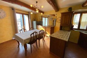 uma cozinha com mesa e cadeiras num quarto em Maison de village Chez Mima Valensole em Valensole