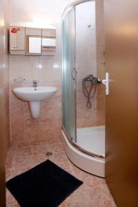 W łazience znajduje się prysznic i umywalka. w obiekcie Lazur Sunrise w Burgas