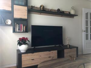 A television and/or entertainment centre at Casa en la playa
