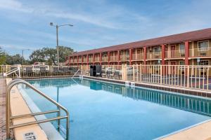 a swimming pool in front of a building at Econo Lodge Inn & Suites Maingate Central in Kissimmee