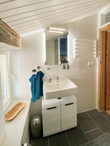 a bathroom with a sink and a mirror at Gartenidyll Insel Rügen Poppelvitz bei Altefähr in Altefähr