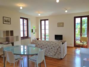 ein Wohnzimmer mit einem Glastisch und einem Sofa in der Unterkunft La Verbanella A in Ghiffa