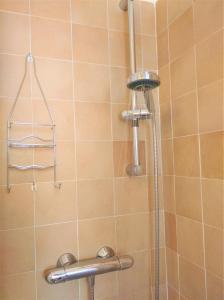 eine Dusche mit Duschkopf im Bad in der Unterkunft La Verbanella A in Ghiffa