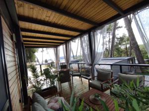 Balkón alebo terasa v ubytovaní Mobile Home Leggiero 156 - Porton Nature Hideouts