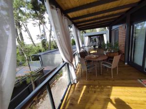 Balkón alebo terasa v ubytovaní Mobile Home Leggiero 156 - Porton Nature Hideouts
