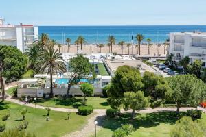 Una vista aérea de un resort con la playa. en Apartamento 1ª linea by Hugo Beach Hotel - Mayores de 25, en Gandía