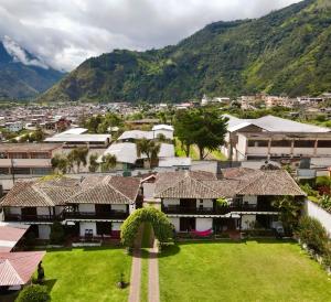 una vista aerea di un resort con montagne sullo sfondo di Hostal Inti Luna a Baños