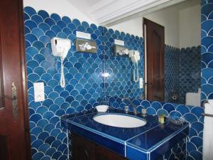 Vannas istaba naktsmītnē Hotel Belle Vue