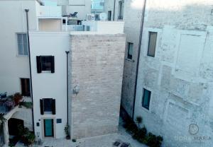 eine Luftansicht eines Gebäudes neben einem Gebäude in der Unterkunft Doña Marìa - Holiday Home in Bari