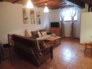 una sala de estar con un sofá y una mesa en Estudio Plaza San Sebastián, en Santa Cruz de la Palma