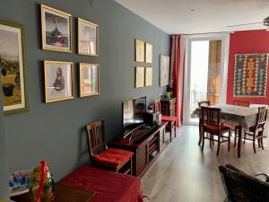 uma sala de estar com um sofá vermelho e uma mesa em Duplex ARTE Apartamento Sitges em Sitges