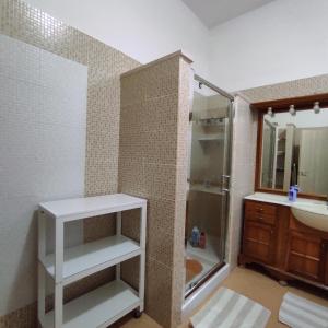 La salle de bains est pourvue d'une douche, d'un lavabo et de toilettes. dans l'établissement Villa Borraco - 800m from the SEA, à San Pietro in Bevagna