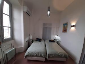 Ένα ή περισσότερα κρεβάτια σε δωμάτιο στο F3 FENETRE SUR JARDIN VUE MER ET MONTAGNE pour 4 VOYAGEURS