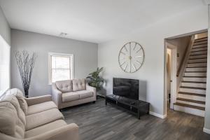 A seating area at Modern Coed Dorm 10 mins from Jim Thorpe