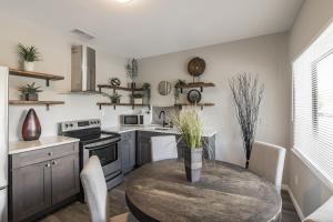 A kitchen or kitchenette at Modern Coed Dorm 10 mins from Jim Thorpe