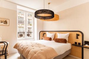 Un pat sau paturi într-o cameră la Hôtel Maison Traversière