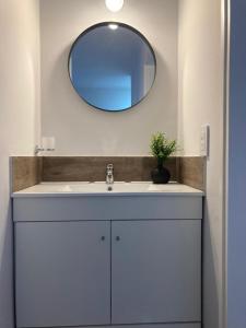 a bathroom with a white sink and a mirror at Dptos equipados Gaudard in Río Cuarto
