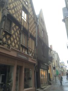 un groupe de bâtiments dans une rue urbaine dans l'établissement L'Appartement de la Maison du Théatre Saint Bonnet, à Bourges