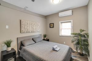 A bed or beds in a room at Modern Coed Dorm 10 mins from Jim Thorpe