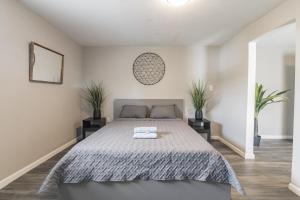 A bed or beds in a room at Modern Coed Dorm 10 mins from Jim Thorpe
