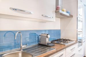 Kuchyň nebo kuchyňský kout v ubytování Blu Mare Apartment