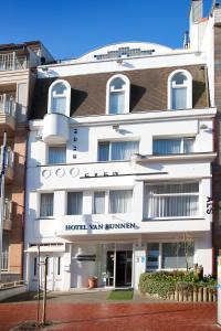 Budova, kde se hotel nachází + 20 fotografií