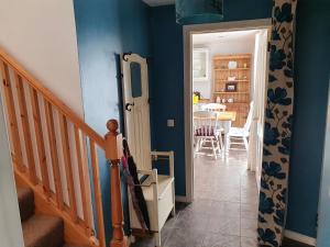 un corridoio con scala e sala da pranzo di Whitehill Cottage a Castlewellan