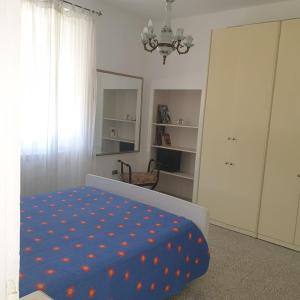 um quarto com uma cama com um edredão azul em vale countryhouse 10 minuti dal mare 10 minuti dalla montagna em Ascoli Piceno