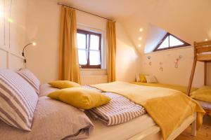 2 camas individuales en un dormitorio con ventana en Haus mit Herz en Ledenitzen
