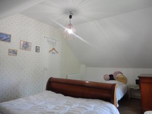 - une chambre avec un lit et une lampe sur le mur dans l'établissement gite hirond'ailes d'ange, 15min Zoo Parc de Beauval et de Cheverny, à Couddes